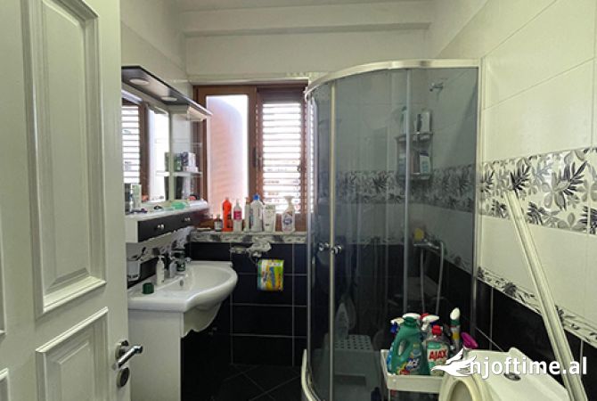 Shtepi ne shitje Apartament ne Tirane, 2+1, Mobilimi E mobiluar, Pagesa 250,000  Euro.