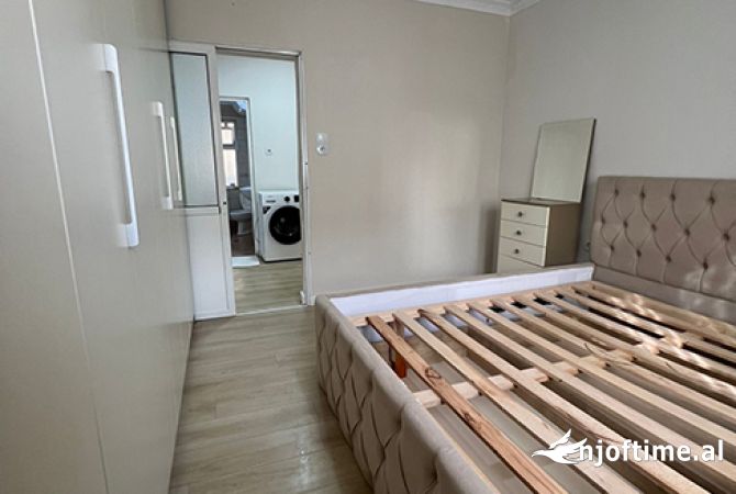 Shtepi ne shitje Apartament ne Tirane, 1+1, Mobilimi E mobiluar, Pagesa 90,000  Euro.