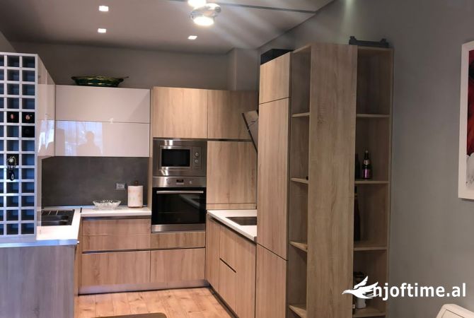 Shtepi ne shitje Apartament ne Tirane, 3+1, Mobilimi E mobiluar, Pagesa 410,000  Euro.