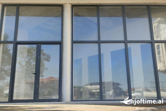 Ambiente Commerciale in Vendita 1+1 a Tirana - 320,000 Euro