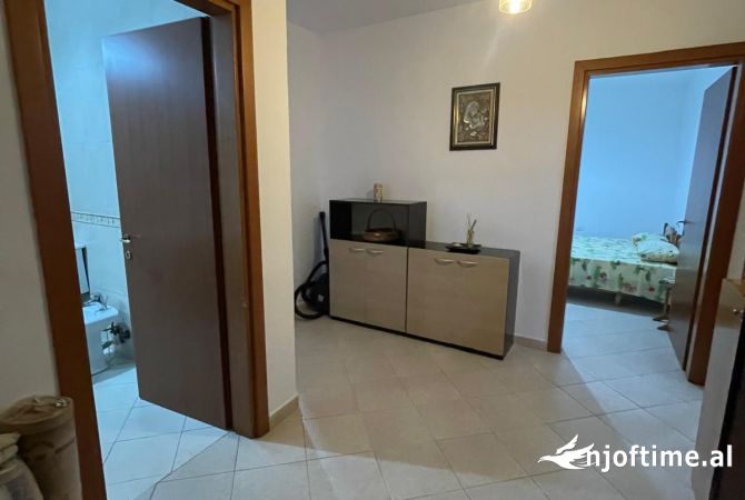 Shtepi me qera Apartament ne Tirane, 2+1, Mobilimi E mobiluar, Pagesa 650  Euro.