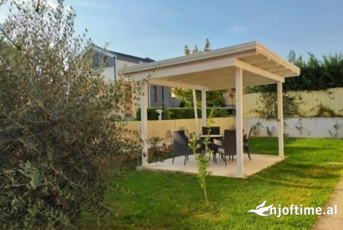 Shtepi me qera Vila Luksoze ne Tirane, 4+1, Mobilimi E mobiluar, Pagesa 2,500  Euro.