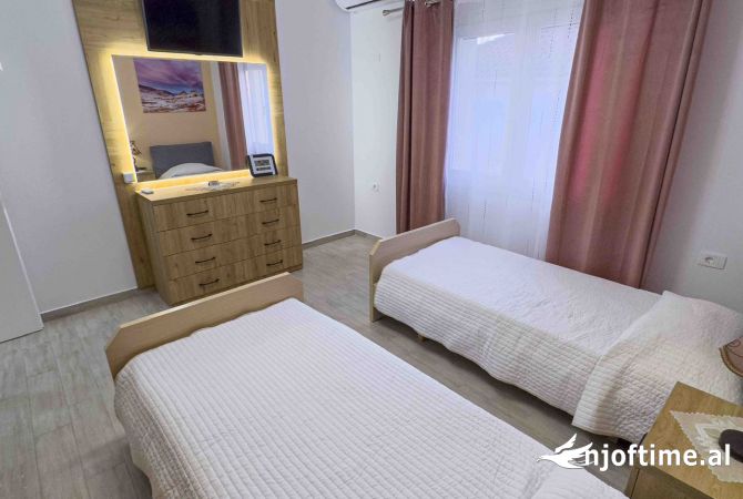 Shtepi me qera Vila Luksoze ne Tirane, 2+1, Mobilimi E mobiluar, Pagesa 1,100  Euro.