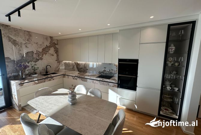 Shtepi me qera 3+1 ne Tirane - 2,300 Euro
