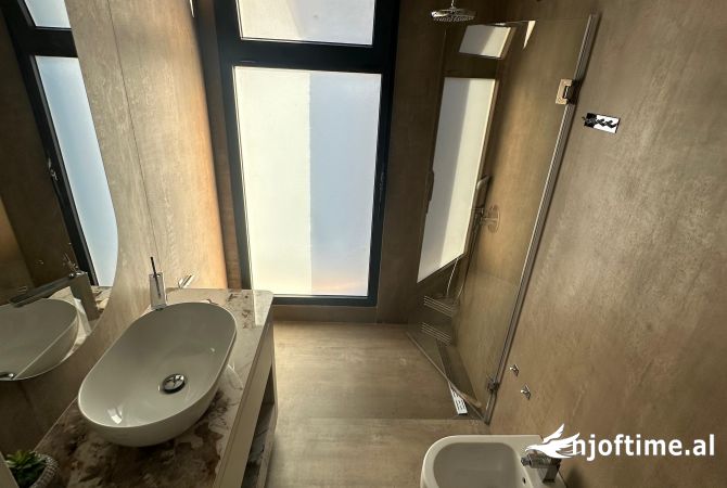 Shtepi me qera Apartament ne Tirane, 3+1, Mobilimi Pjeserisht e mobiluar, Pagesa 2,300  Euro.