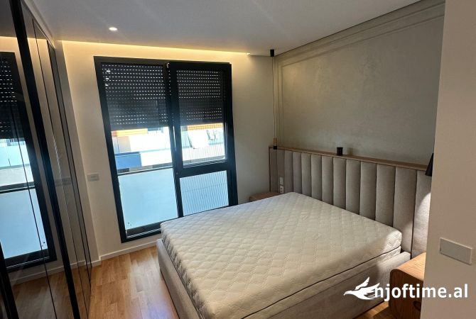 Shtepi me qera Apartament ne Tirane, 3+1, Mobilimi Pjeserisht e mobiluar, Pagesa 2,300  Euro.