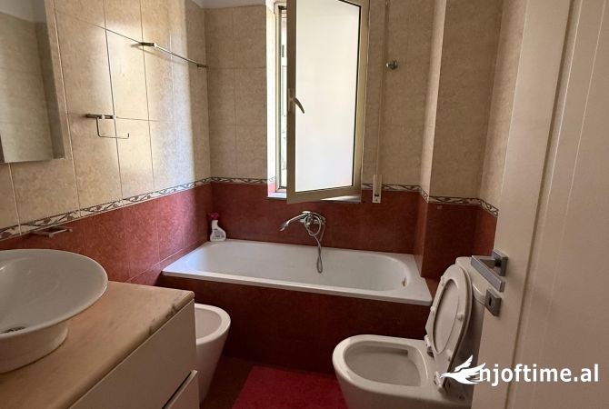 Shtepi ne shitje Apartament ne Tirane, 3+1, Mobilimi E mobiluar, Pagesa 310,000  Euro.