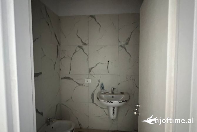 Shtepi ne shitje Apartament ne Tirane, 1+1, Mobilimi Bosh, pa mobiluar, Pagesa 62,000  Euro.