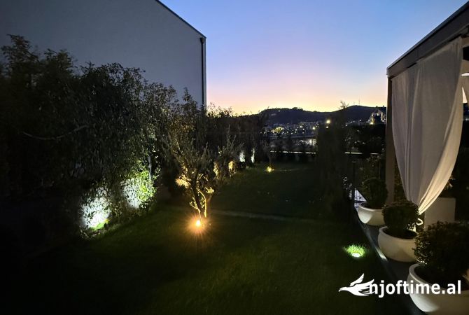 Shtepi me qera 2+1 ne Tirane - 1,700 Euro