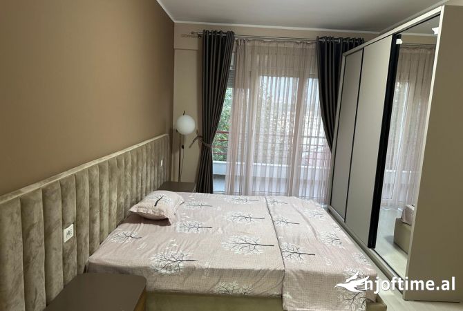Shtepi me qera Apartament ne Tirane, 3+1, Mobilimi E mobiluar, Pagesa 1,100  Euro.