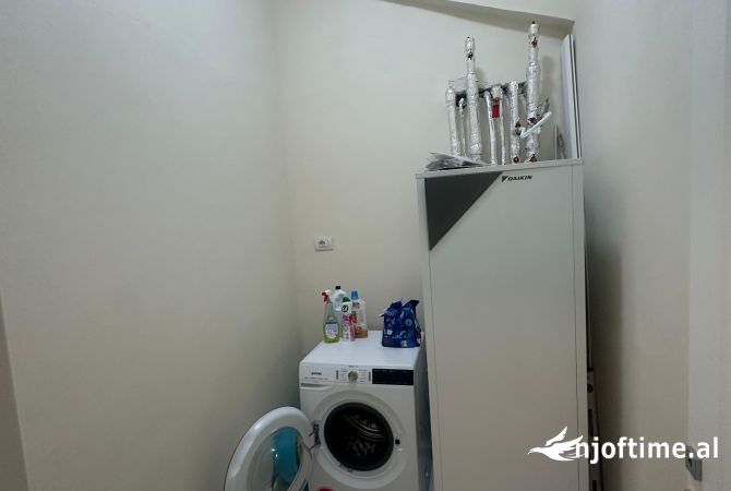 Shtepi me qera Penthose(kati i fundit panoramik) ne Tirane, 3+1, Mobilimi E mobiluar, Pagesa 1,500  Euro.