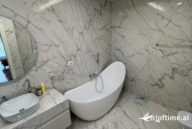 Shtepi ne shitje Apartament ne Tirane, 3+1, Mobilimi E mobiluar, Pagesa 360,000  Euro.