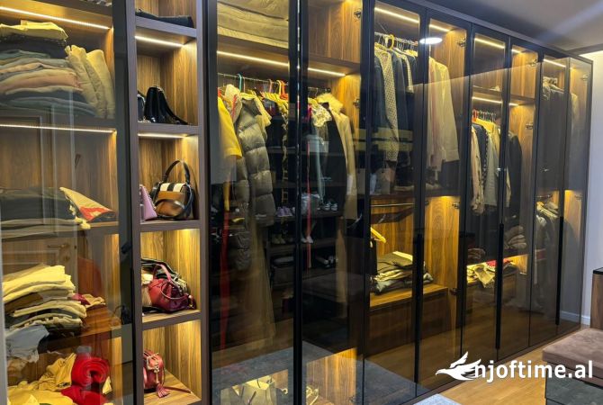 Shtepi ne shitje Apartament ne Tirane, 3+1, Mobilimi E mobiluar, Pagesa 360,000  Euro.