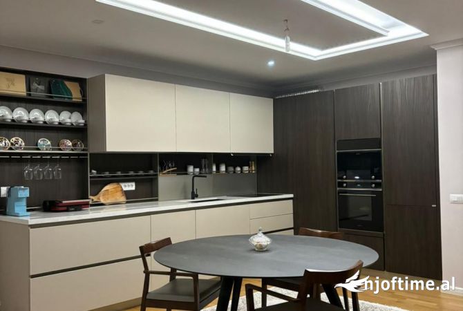 Shtepi ne shitje Apartament ne Tirane, 3+1, Mobilimi E mobiluar, Pagesa 360,000  Euro.