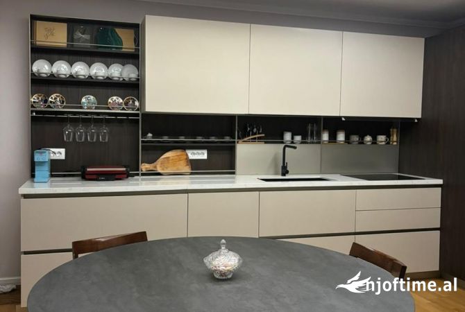 Shtepi ne shitje Apartament ne Tirane, 3+1, Mobilimi E mobiluar, Pagesa 360,000  Euro.