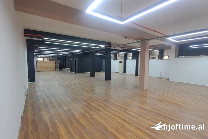 Ambient biznesi me qera 3+1 ne Tirane - 2,500 Euro
