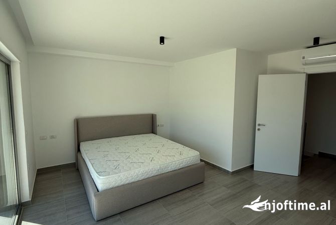 Shtepi me qera Vila Luksoze ne Tirane, 3+1, Mobilimi E mobiluar, Pagesa 2,300  Euro.