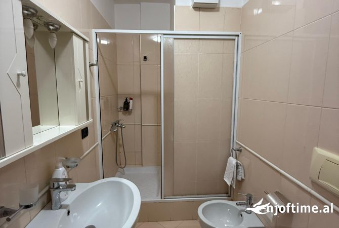 Shtepi me qera Apartament ne Tirane, 2+1, Mobilimi E mobiluar, Pagesa 800  Euro.