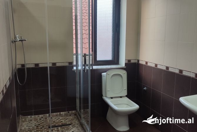 Shtepi me qera Shtepi Private ne Tirane, 3+1, Mobilimi E mobiluar, Pagesa 800  Euro.