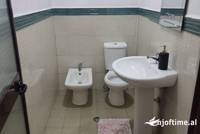 Shtepi me qera Shtepi Private ne Tirane, 3+1, Mobilimi E mobiluar, Pagesa 800  Euro.