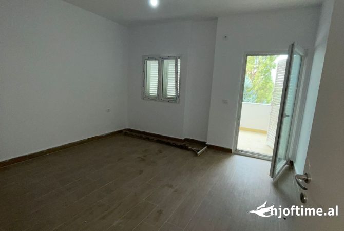Shtepi ne shitje Apartament ne Tirane, 1+1, Mobilimi Bosh, pa mobiluar, Pagesa 128,800  Euro.