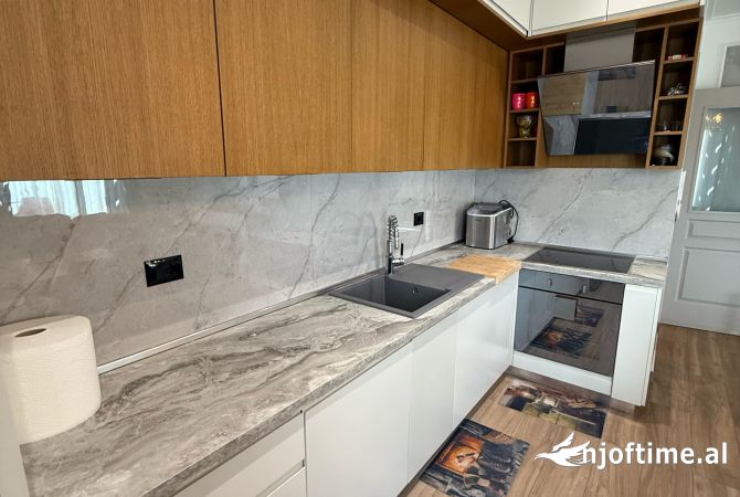 Shtepi me qera 2+1 ne Tirane - 1,700 Euro