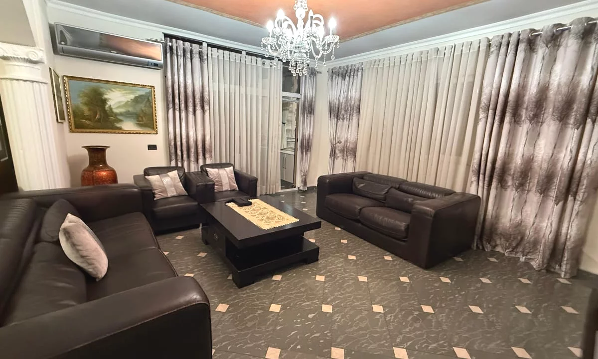 Shtepi me qera Apartament ne Tirane, 3+1, Mobilimi E mobiluar, Pagesa 750  Euro.