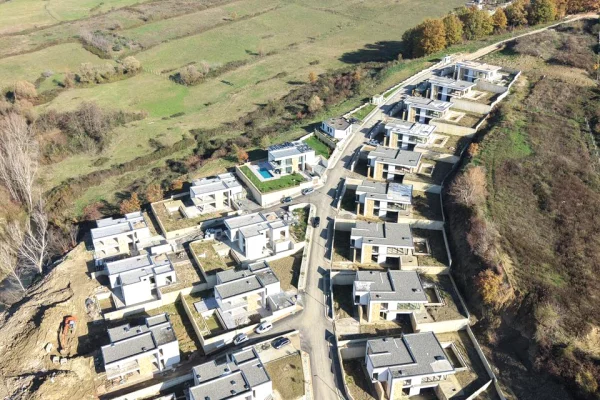 Shtepi ne shitje Vila Luksoze ne Tirane, 4+1, Mobilimi Bosh, pa mobiluar, Pagesa 850,000  Euro.