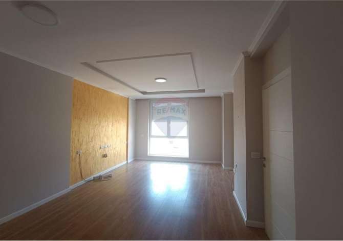 Zyre - Me Qera - 21 Dhjetori - Tirane