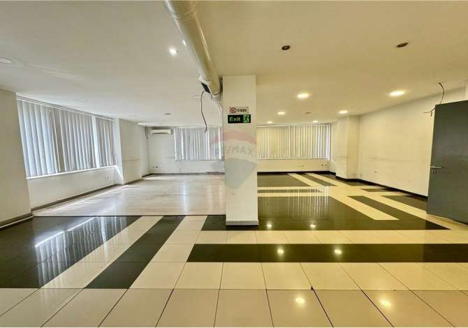 Ambient biznesi me qera 3+1 ne Tirane - 2,400 Euro