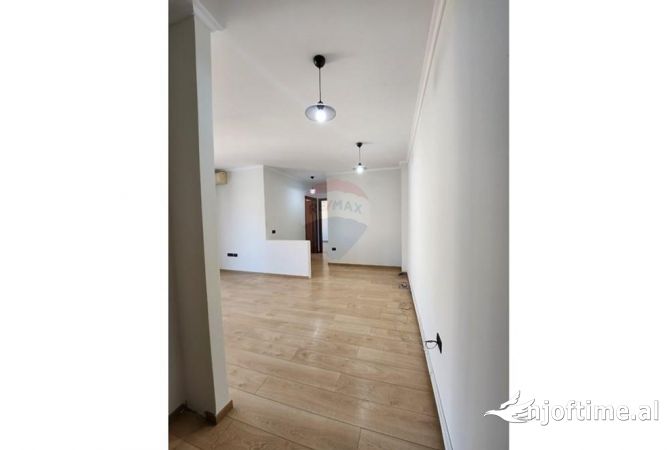 Ambient biznesi me qera 3+1 ne Tirane - 1,000 Euro