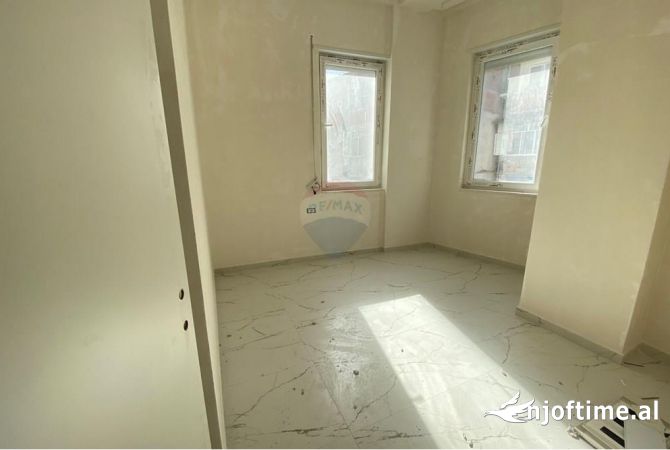 Shtepi ne shitje Apartament ne Tirane, 2+1, Mobilimi Bosh, pa mobiluar, Pagesa 224,000  Euro.