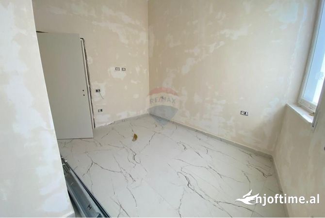 Shtepi ne shitje Apartament ne Tirane, 2+1, Mobilimi Bosh, pa mobiluar, Pagesa 224,000  Euro.