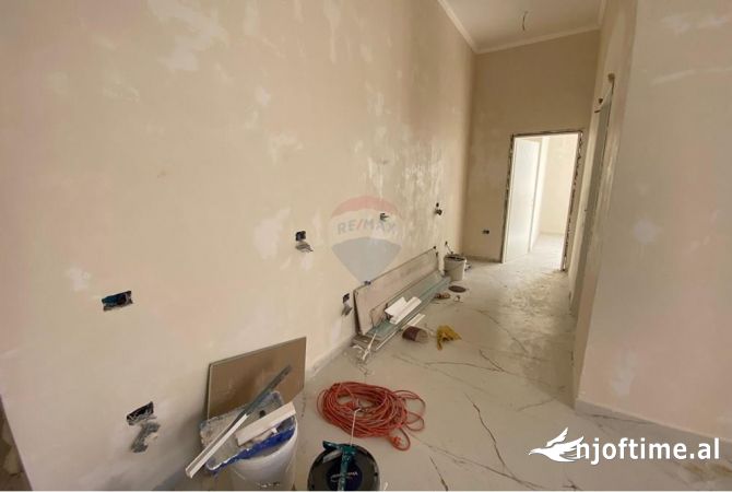 Shtepi ne shitje Apartament ne Tirane, 2+1, Mobilimi Bosh, pa mobiluar, Pagesa 224,000  Euro.