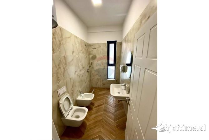 Zyre - Me Qera - 21 Dhjetori - Tirane