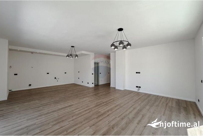 Shtepi ne shitje Apartament ne Tirane, 3+1, Mobilimi Bosh, pa mobiluar, Pagesa 380,000  Euro.