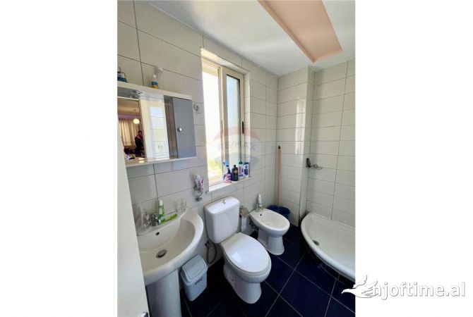 Shtepi ne shitje Apartament ne Tirane, 2+1, Mobilimi E mobiluar, Pagesa 260,000  Euro.