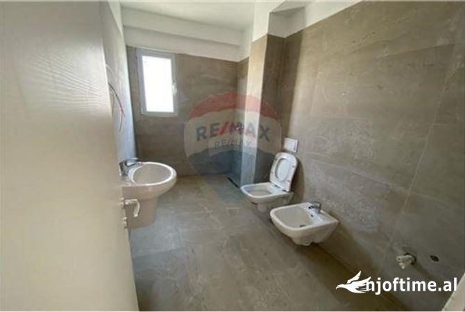 Shtepi ne shitje Apartament ne Tirane, 1+1, Mobilimi Bosh, pa mobiluar, Pagesa 97,500  Euro.