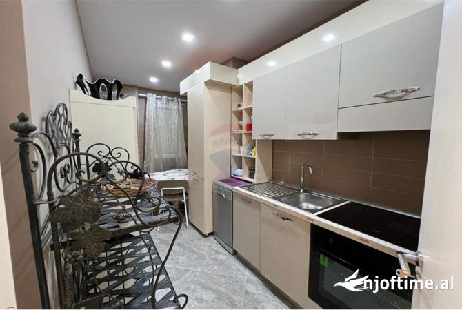 Shtepi ne shitje Apartament ne Tirane, 2+1, Mobilimi E mobiluar, Pagesa 175,000  Euro.