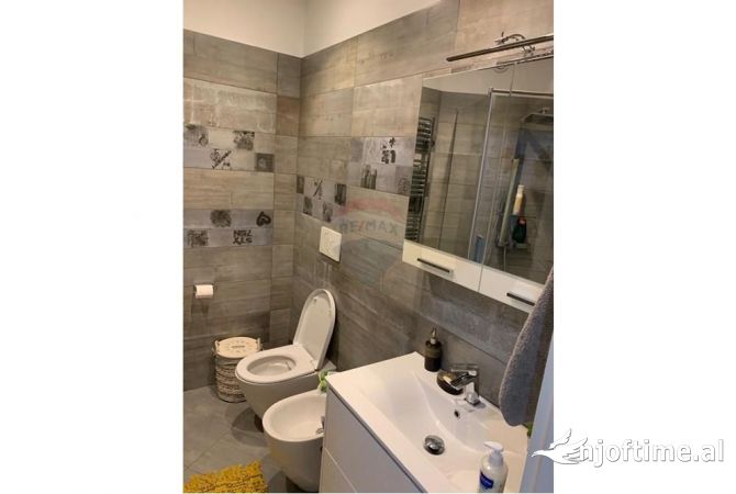 Shtepi ne shitje Apartament ne Tirane, 2+1, Mobilimi E mobiluar, Pagesa 182,000  Euro.