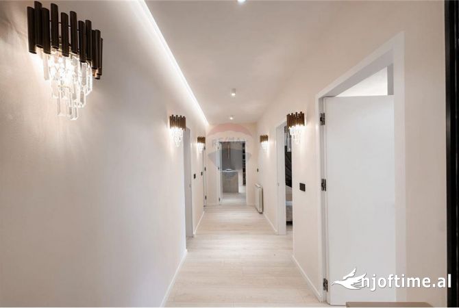 Shtepi ne shitje Apartament ne Tirane, 2+1, Mobilimi E mobiluar, Pagesa 450,000  Euro.