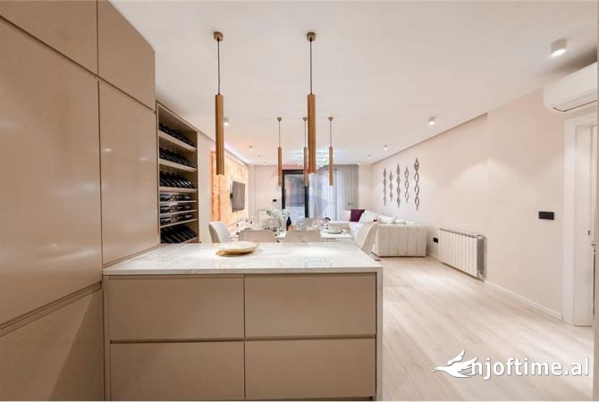 Shtepi ne shitje Apartament ne Tirane, 2+1, Mobilimi E mobiluar, Pagesa 450,000  Euro.