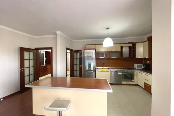 Shtepi ne shitje Apartament ne Tirane, 3+1, Mobilimi E mobiluar, Pagesa 380,000  Euro.