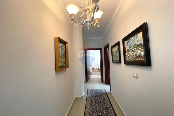 Shtepi ne shitje Apartament ne Tirane, 3+1, Mobilimi E mobiluar, Pagesa 380,000  Euro.