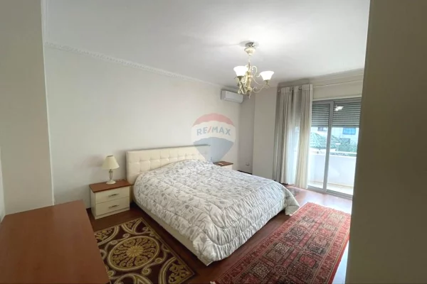 Shtepi ne shitje Apartament ne Tirane, 3+1, Mobilimi E mobiluar, Pagesa 380,000  Euro.
