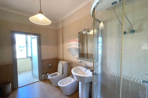 Shtepi ne shitje Apartament ne Tirane, 3+1, Mobilimi E mobiluar, Pagesa 380,000  Euro.