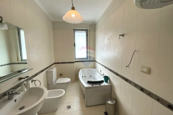 Shtepi ne shitje Apartament ne Tirane, 3+1, Mobilimi E mobiluar, Pagesa 380,000  Euro.