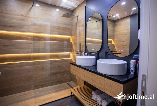 Shtepi ne shitje Apartament ne Tirane, 2+1, Mobilimi E mobiluar, Pagesa 240,000  Euro.