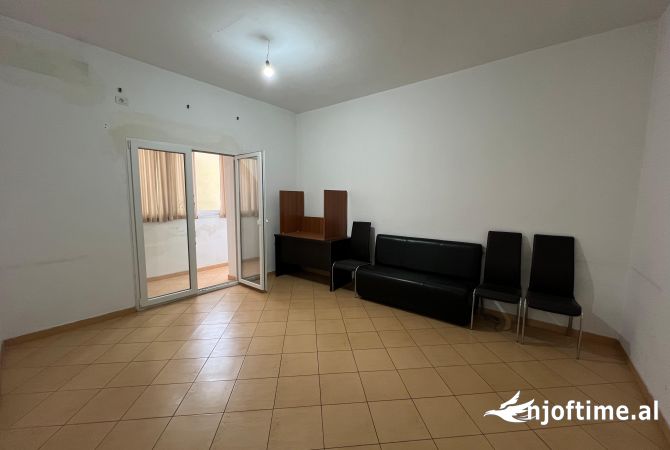 Ambient biznesi me qera 3+1 ne Tirane - 600 Euro