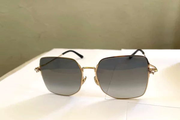 Veshje dhe Aksesor per te Rritur ne Tirane - 110 Euro